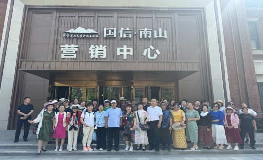 3.经开区运动总会走进888电子官网·南山温泉城合影留念_副本.jpg