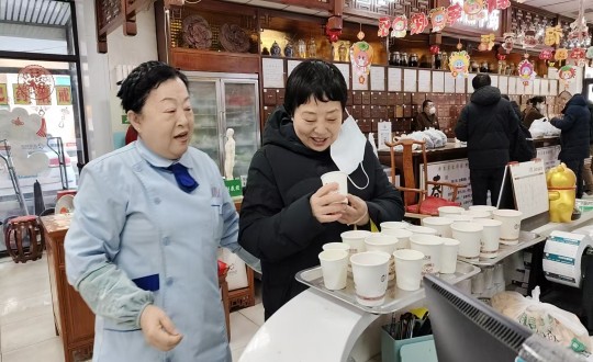 14.药业公司“欢喜闹元宵，健康走百病”惠民活动现场_副本.jpg