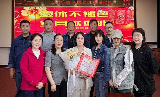 8.供热总公司新城分公司为客服员张雷举办退休仪式_副本.jpg