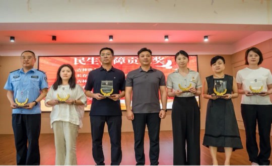 12.邵蕾代表健康板块领取组委会颁发的“民生保障贡献奖”_副本.jpg