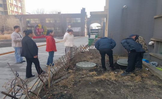 3.敦化市房产局物业办主任楚肖莹带领团队实地勘察下水主管道问题现场_副本.jpg 3.敦化市房产局物业办主任楚肖莹带领团队实地勘察下水主管道问题现场_副本.jpg