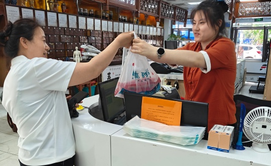 12.888电子官网药店隆礼店健康驿站打造夏日便民清凉服务点_副本.jpg